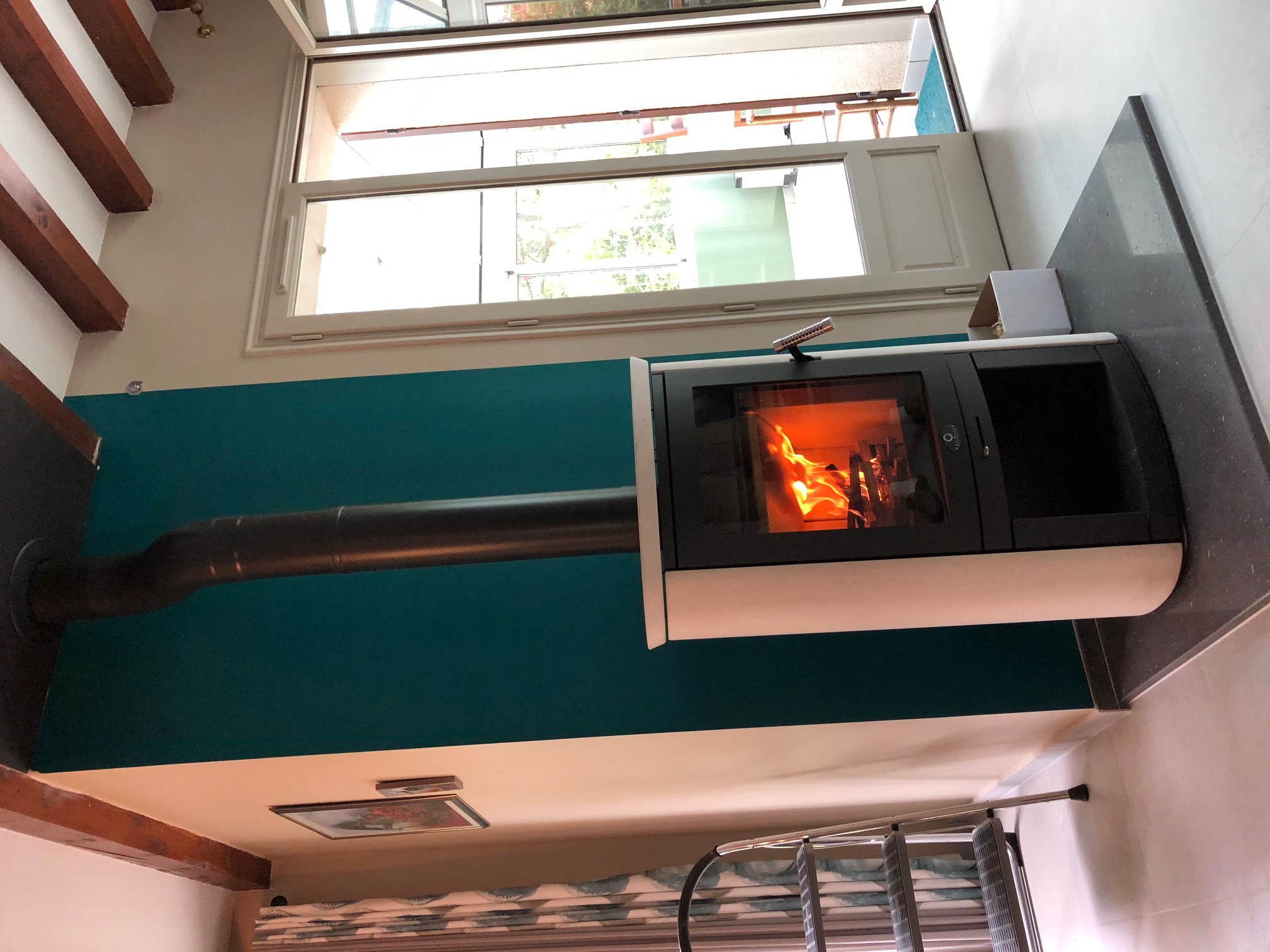 Une installation réalisée par La Maison du Chauffage au Bois. Il s’agit du RIO S pierre crème lisse de la marque MaxBlank.